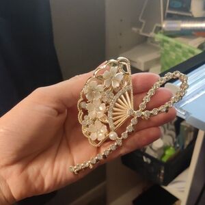 Elegant Gold and White Floral Fan Shaped Claw Clip